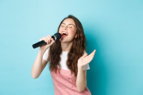 Jeune fille en rose qui chante