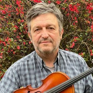 Jean-François Leroux et son violon dans la région du Perche en Normandie