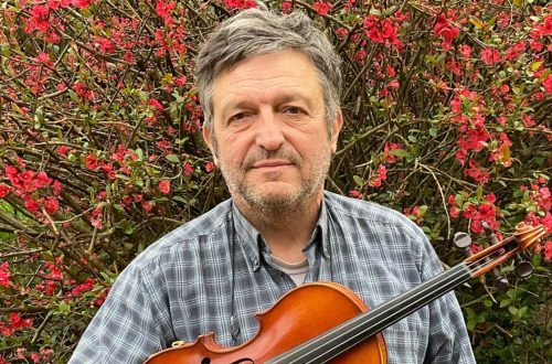 Jean-François Leroux et son violon dans la région du Perche en Normandie